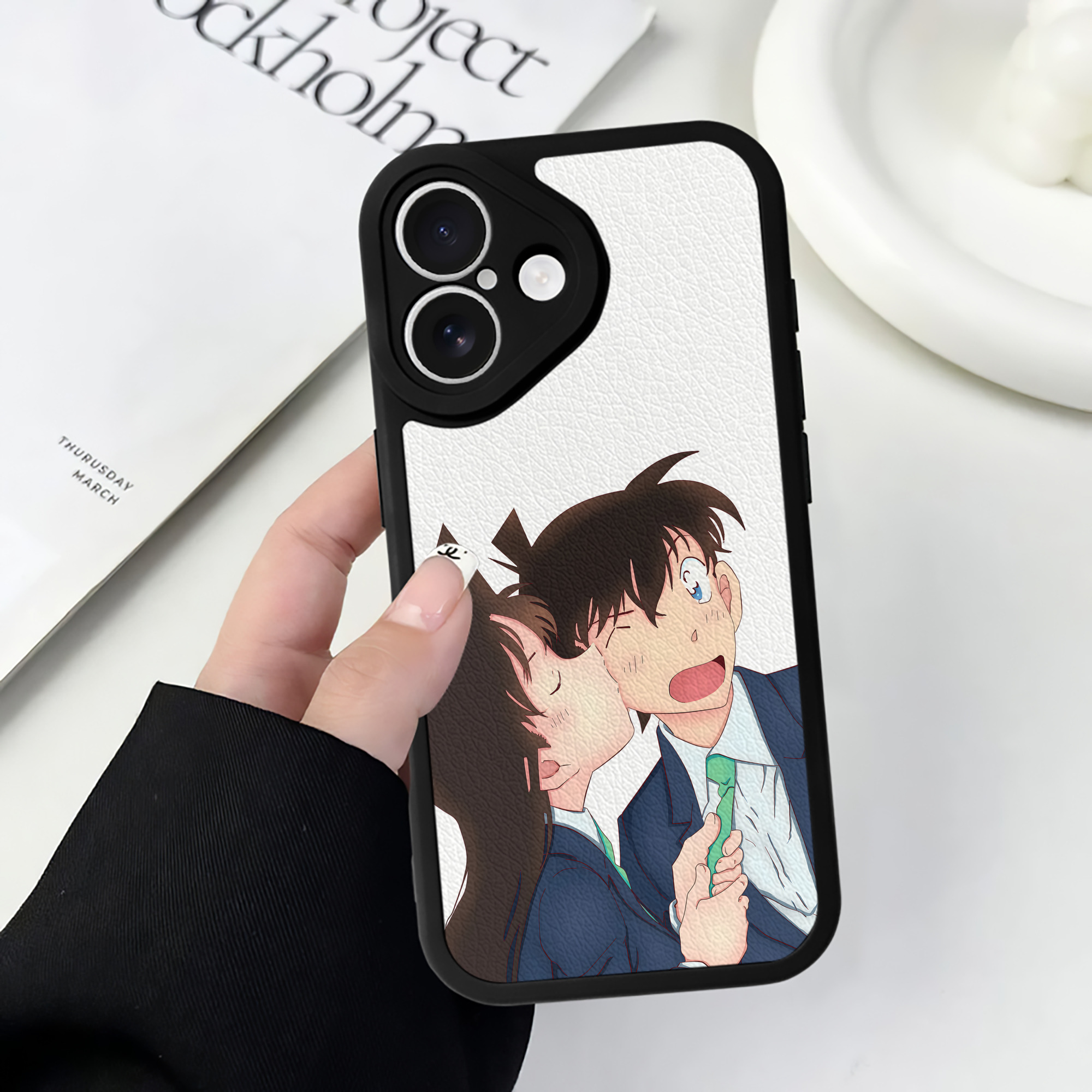 （画像用） 名探偵コナン Detective Conan 【iPhone 16シリーズ対応】シリコンスマホケース（レザー調） 材質：シリコン